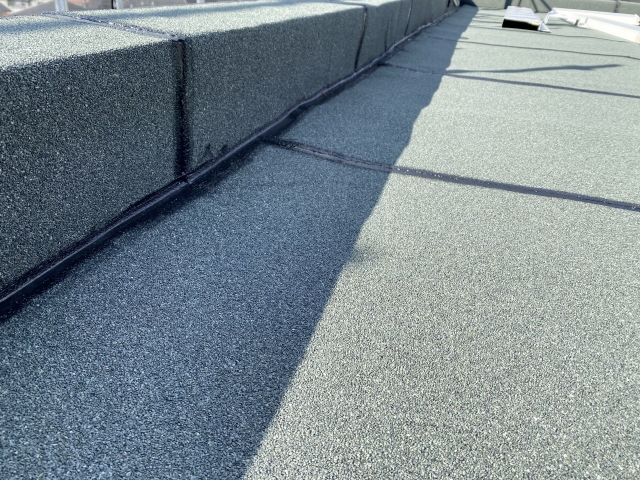 アスファルト防水の露出仕上げと押さえコンクリート仕上げ――違いと選び方を解説 画像