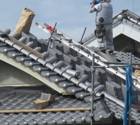 屋根の葺き替えとカバー工法はどちらを選ぶ？メリットデメリットを比較 アイキャッチ画像