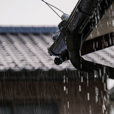 梅雨の雨、夏の湿気から家を守る屋根の防水 アイキャッチ画像